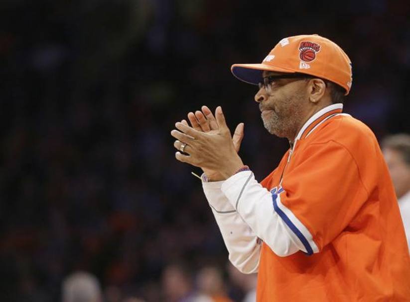 Spike Lee lo scorso aprile nella gara  New York Knicks -  Brooklyn Nets valida per il campionato  Nba. LAPRESSE 